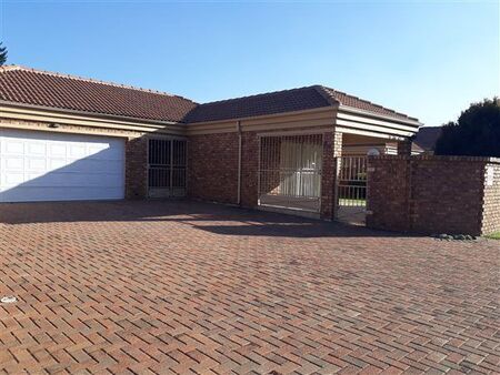 3 Bedroom Simplex in Ravenswood