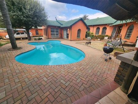 8 Bedroom House in The Reeds