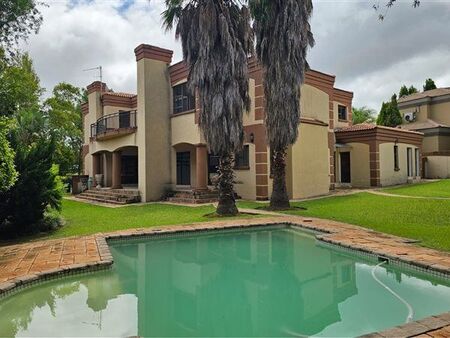 5 Bedroom House in Blue Valley Golf Estate