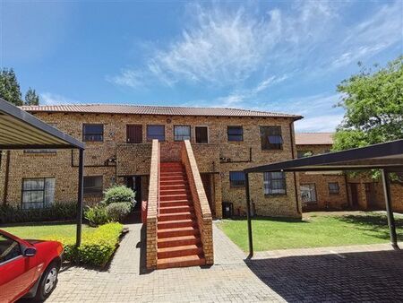 2 Bedroom Townhouse in Ruimsig Ah