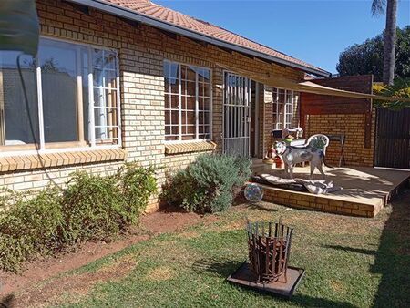 2 Bedroom Townhouse in Die Wilgers