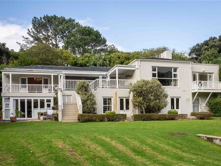 4 Bedroom House in Bishopscourt