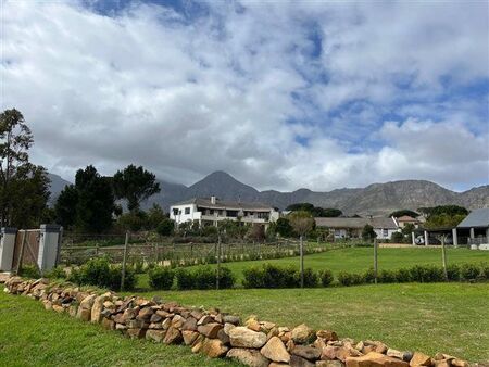 1 Bedroom Apartment in Sir Lowrys Pass