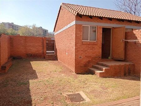 2 Bedroom Townhouse in Die Hoewes
