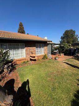 2 Bedroom Simplex in Die Hoewes