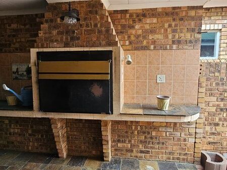 3 Bedroom House in Die Hoewes