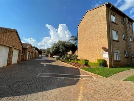2 Bedroom Townhouse in Die Hoewes