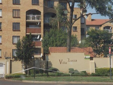 2 Bedroom Apartment in Die Hoewes