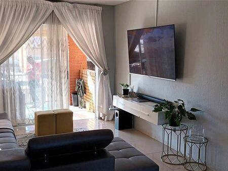 3 Bedroom Apartment in Die Hoewes
