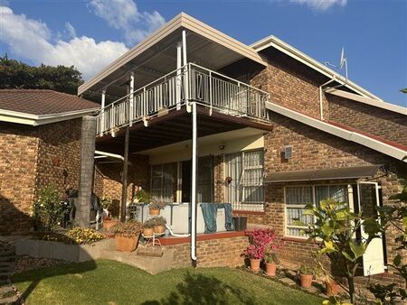 4 Bedroom House in Elarduspark