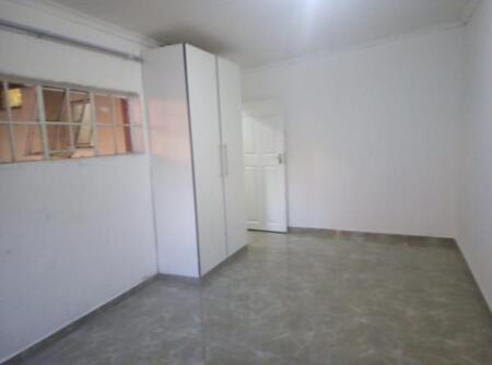 Bachelor apartment in Rosettenville