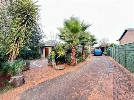 4 Bedroom House in Heuweloord