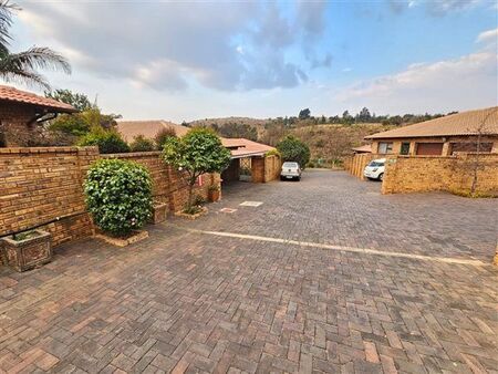 3 Bedroom Townhouse in Noordheuwel