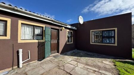 2 Bedroom cottage to rent in Grassy Park, Cape Town