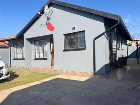 3 Bedroom House in Aeroton