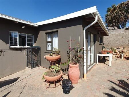 2 Bedroom House in Mondeor