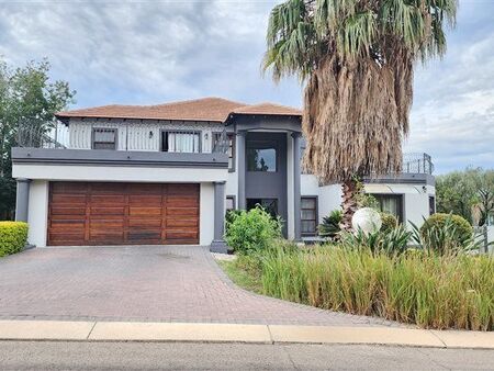 4 Bedroom House in Kosmosdal