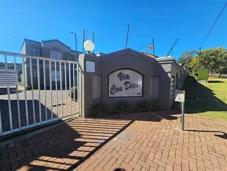 3 Bedroom Townhouse in Roodekrans