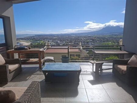3 Bedroom House in Mountainside