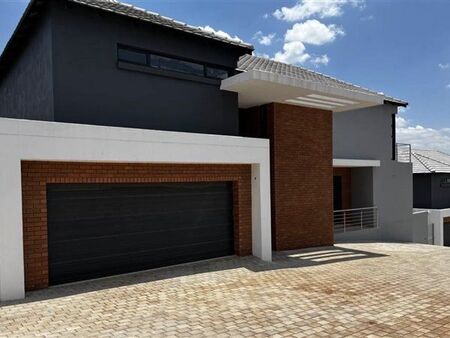 4 Bedroom House in Waterkloof Ridge
