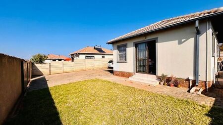 2 Bedroom house to rent in The Orchards, Akasia