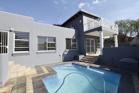 4 Bedroom townhouse - sectional to rent in Moreleta Park, Pretoria