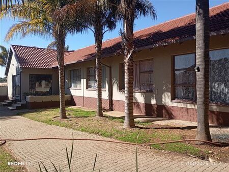 7 Bedroom House in Glen Marais
