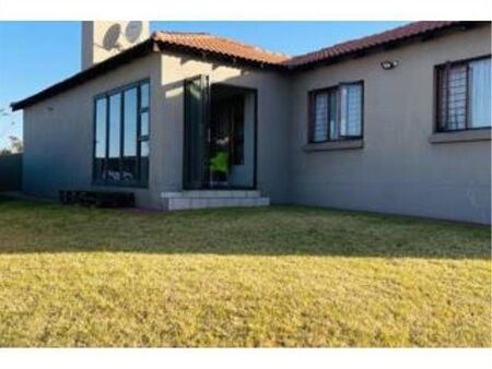 3 Bedroom House in Thatchfield