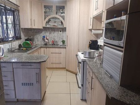3 Bedroom House in Eastbury