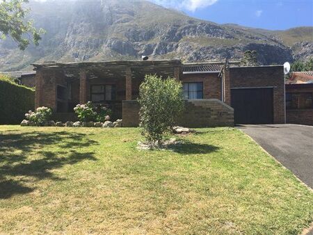 4 Bedroom House in Voelklip