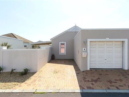 3 Bedroom House in Sunningdale