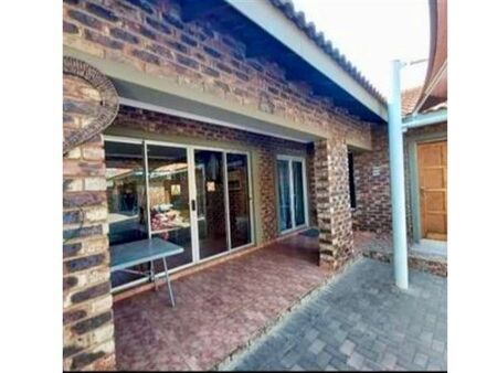 1 Bedroom Apartment in Vanderbijlpark Se
