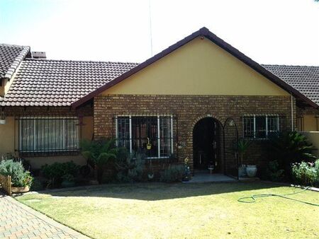 4 Bedroom House in Rooihuiskraal