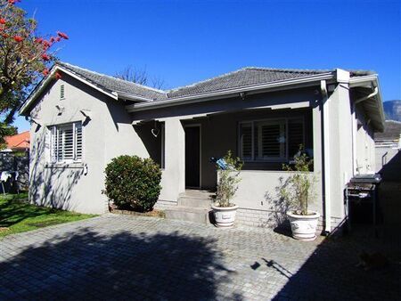 3 Bedroom House in Claremont