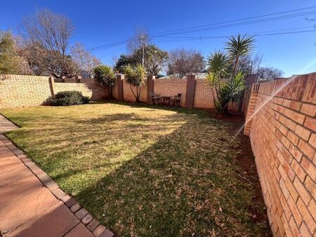2 Bedroom townhouse - sectional to rent in Wilgehof, Bloemfontein