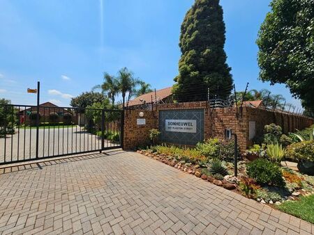 2 Bedroom townhouse - sectional to rent in Faerie Glen, Pretoria