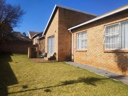 3 Bedroom townhouse - sectional to rent in Wilgeheuwel, Roodepoort