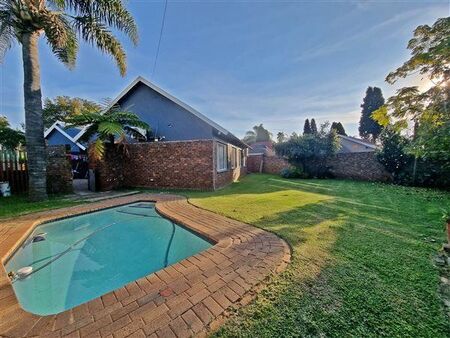 4 Bedroom House in Rooihuiskraal
