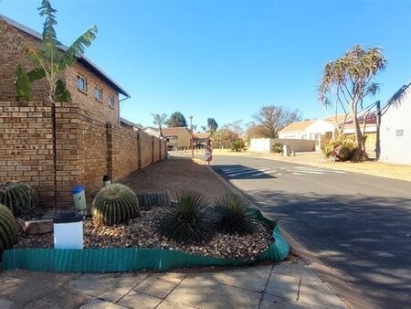 4 Bedroom House in Rooihuiskraal