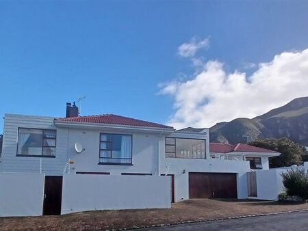 3 Bedroom House in Voelklip