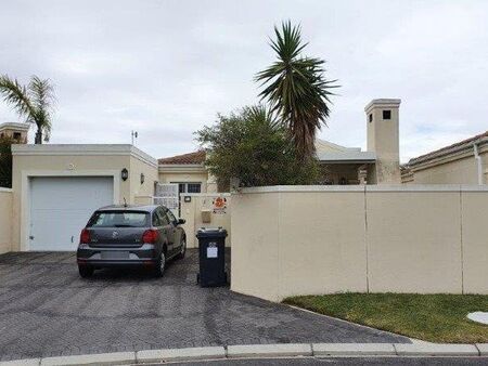 2 Bedroom House in Sunningdale