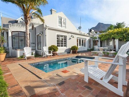 10 Bedroom House in Observatory