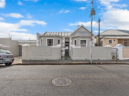 10 Bedroom House in Observatory