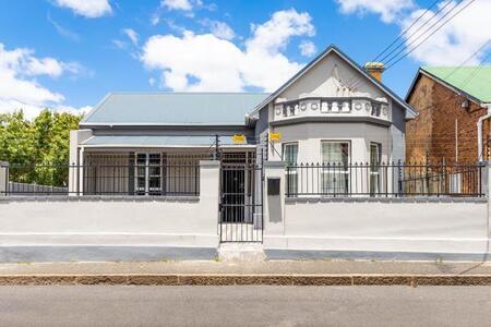 8 Bedroom House in Observatory