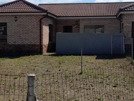 2 Bedroom Townhouse in Van Riebeeck Park
