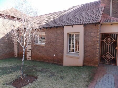2 Bedroom townhouse - sectional to rent in Mooikloof Ridge, Pretoria
