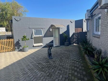 Bachelor Apartment to rent in Milnerton Ridge