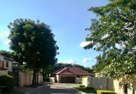 3 Bedroom townhouse - sectional to rent in Equestria, Pretoria