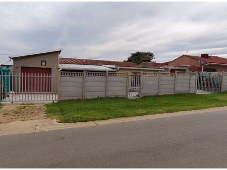 4 Bedroom House in Pacaltsdorp