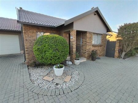 2 Bedroom House in Rooihuiskraal North